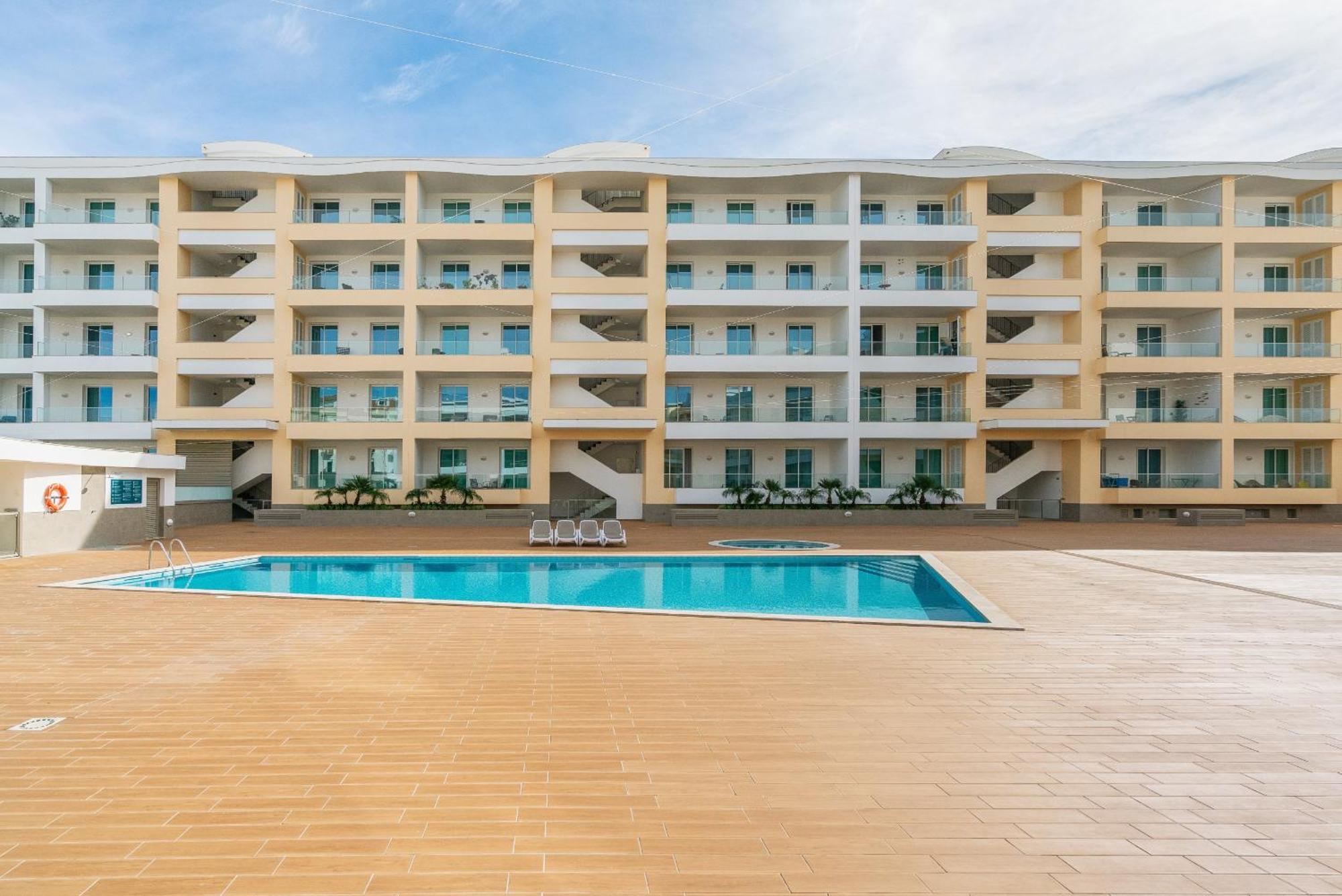 Marina View 13 With Pool By Homing * Lagos